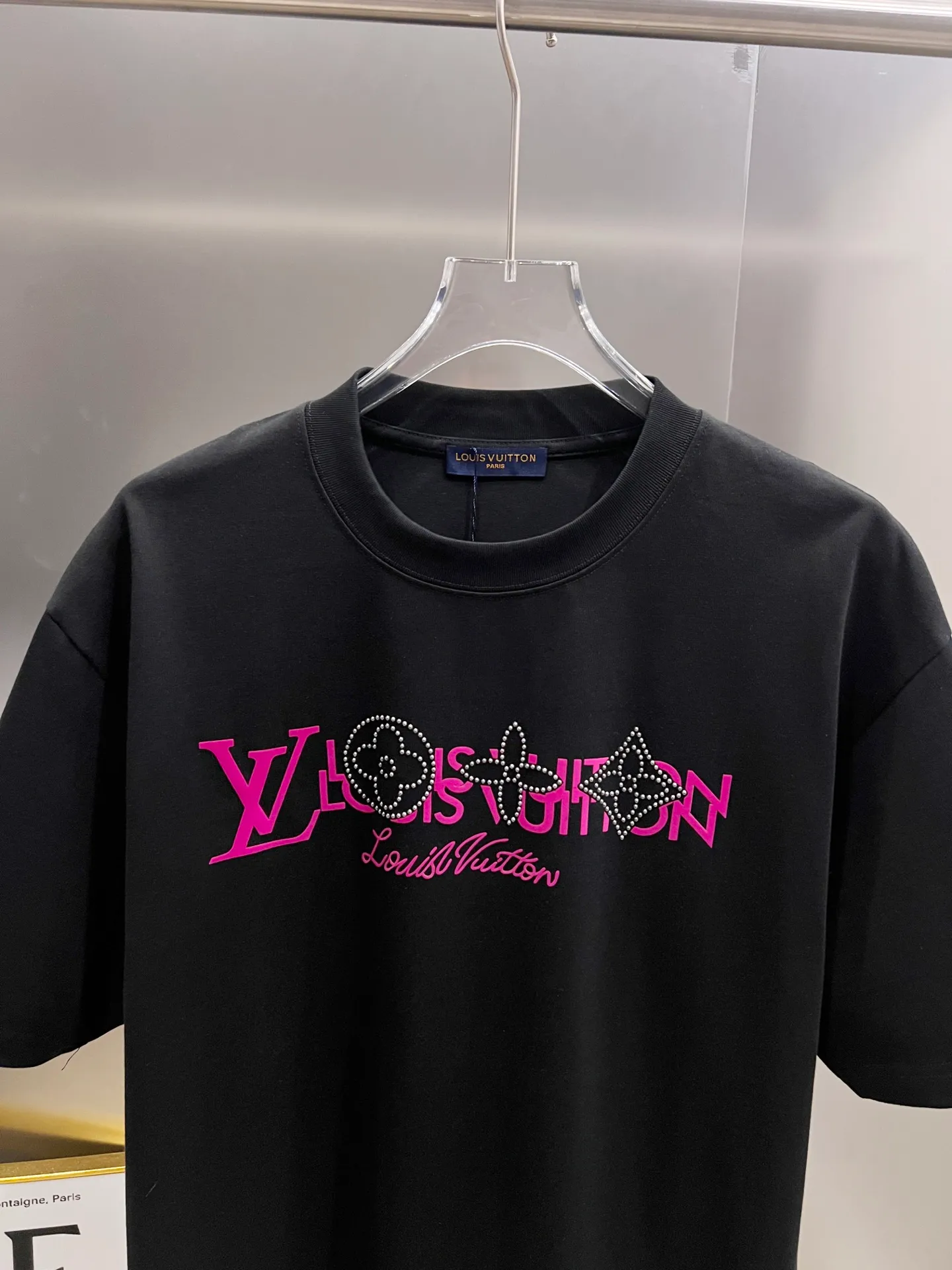 🅿️190 1v Louis* 2025 autumn and winter new style, classic letter three-dimensional foam printing + hot silver pearl diamond craft design, high-end version! Highly breathable and comfortable, customized double yarn plain cotton fabric. Short-sleeved T-shirt. Same style for men and women. Sizes S M L XL XXL Five sizes black white